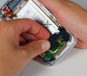 iPhone 3G Latausliittimen Korjaus